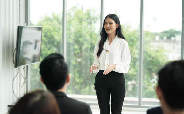Tips Menguasai Public Speaking Saat Bertemu dengan Klien